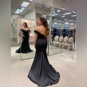 Never worn, gorgeous! So comfy size 6